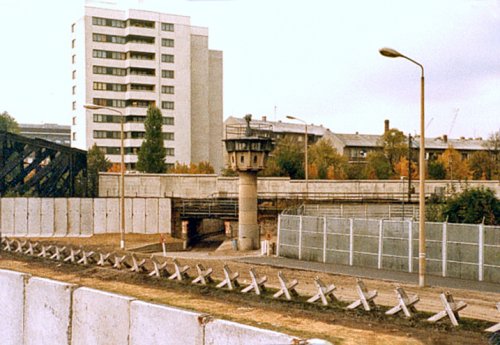 Berliner_Mauer_mit_Panzersperren_(Liesenstraße-Gartenstraße_1980).jpg